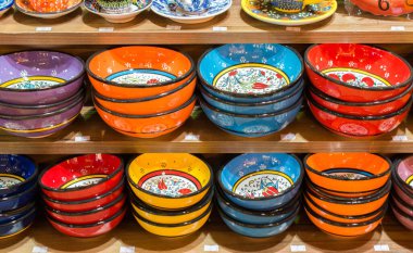 Pazar 'da geleneksel Türk seramik tabakları