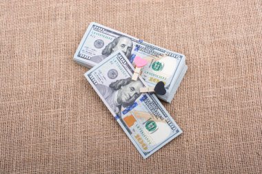 kalp ikonu demeti ABD doları keten bir tuval üzerine yerleştirilmiş