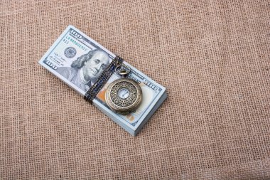 Cep saati Doları banknot demet bize sarılı
