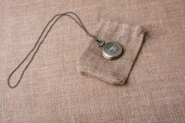 Torbanın üzerinde mekanik cep saati.