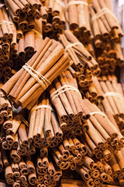 Bitkisel dükkanda tarçın sopa demetleri