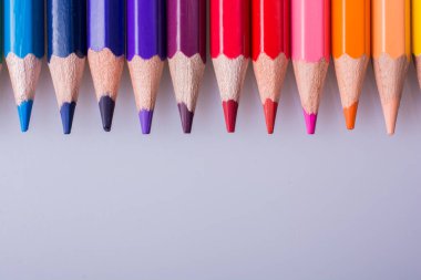 Beyaz arkaplana çeşitli renklerin renk kalemleri