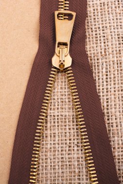 Keten tuvalde renkli bir fermuarın yakın çekimi