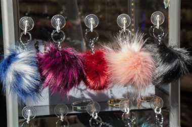 Farklı renk ve ponpon bir açık piyasa içinde şekiller kümesi