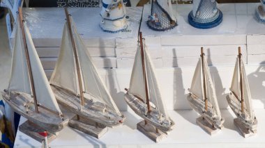 El yapımı yelkenliler görünürde.