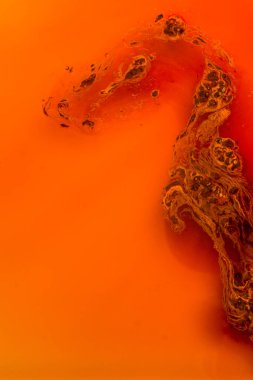 Kahve sıcak suda yavaşça erir.