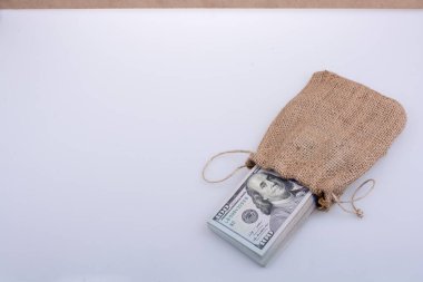 Banknota destesi beyaz arka planda bir çuval.
