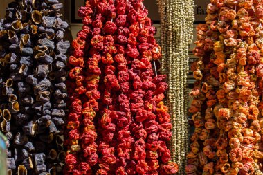 Baharat pazarında kurutulmuş biber, patlıcan ve renkli baharatlar.