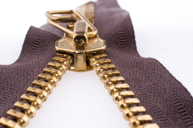 Yakın up veya makro beyaz arka plan üzerinde kahverengi bir fermuar