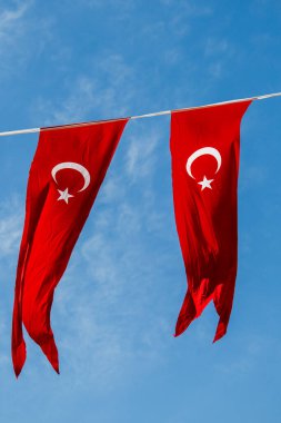 Türk ulusal bayrağı açık havada iple sallanıyor