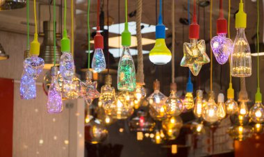 Dekoratif antika edison tarzı iplik ampulleri asılıydı.