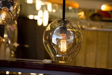 Dekoratif stil filament ampulleri görünürde