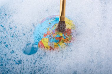 Dünya bir su üstüne yerleştirilen boya fırçası köpükle kaplı