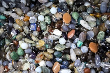 Belli bir tipte doğal mineral değerli taşlar.