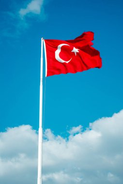 Türk ulusal bayrağı açık havada bir direğe asılı