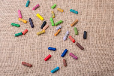 Bir tuval üzerinde çeşitli renklerde boya kalemleri kullanıldı