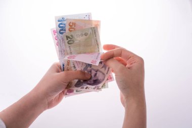 Turksh Lirası banknotlar beyaz arka plan üzerinde tutan el