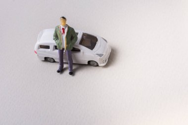 Bir adam bir minyatür araba önce küçük heykelcik