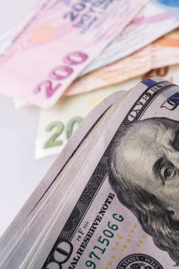 Amerikan Doları banknot ve Turksh Lirası banknot beyaz arka plan üzerinde yan yana
