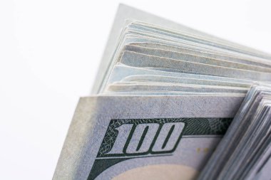 Kağıt beyaz arka plan üzerine yerleştirilen Amerikan 100 dolarlık banknotlar yapılan