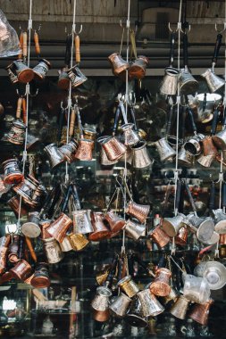 Geleneksel şekilde metalden yapılmış Türk kahve demlikleri