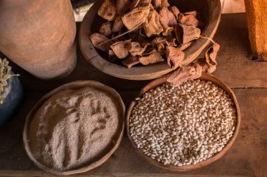 Kuru fasulyeler, tahıllar tahtadan kaseler manzarada