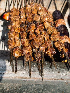 Türk eti shashlyk 'in yanında patlıcan kebabı kızartılıyor