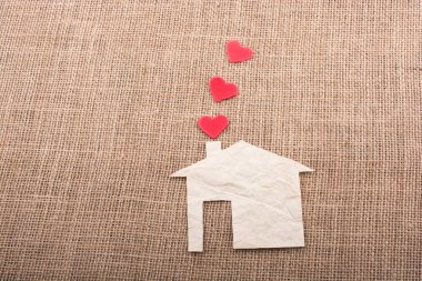 Kağıt evin bacasından çıkan kalp şeklinde.