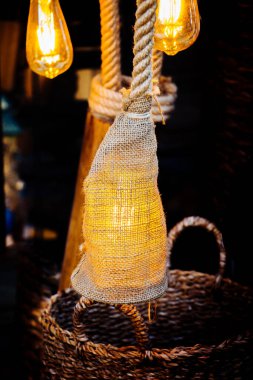Dekoratif antika edison tarzı iplik ampulleri asılıydı.