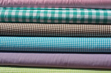 Çeşitli renk ve tipte renkli kumaş örnekleri