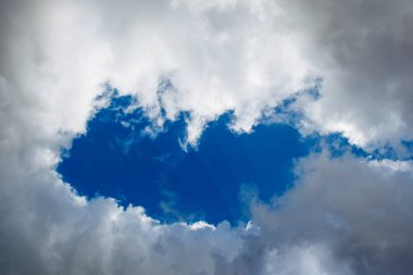 Koyu ve gri bulutlar gökyüzünde