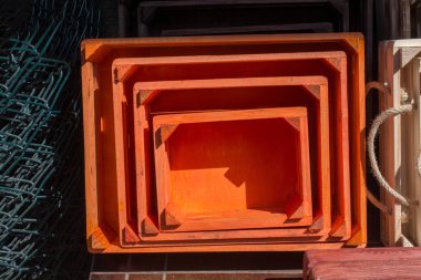 Markette satılık renkli ahşap sandıklar.