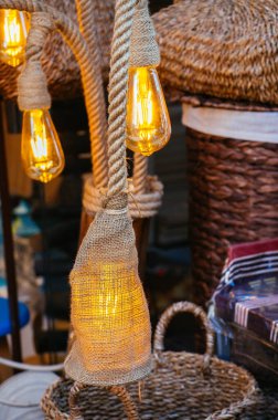 Dekoratif antika edison tarzı iplik ampulleri asılıydı.