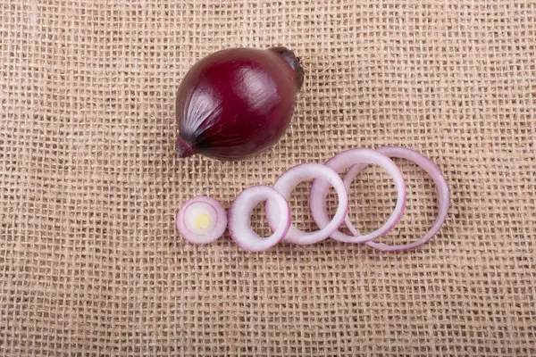 Arka planda soğan ve soğan dilimleri