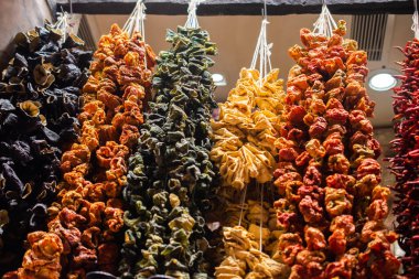 Türk marketinde kurutulmuş patlıcan, biber ve sebze asılı.