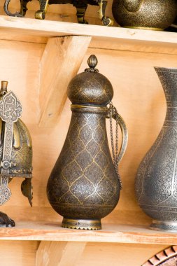 Antika pazarında doğu usulü antik metal sürahi.