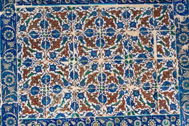 Eski Osmanlı zaman el yapımı Türk çini çiçek desenleri ile