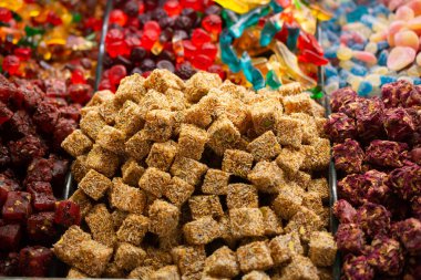 Geleneksel Türk Lokum şekeri ile kaplanmış yumuşak şekerler