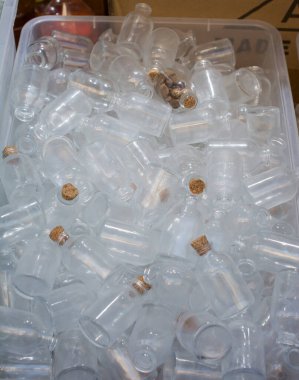 Boş küçük şeffaf şişeler seti