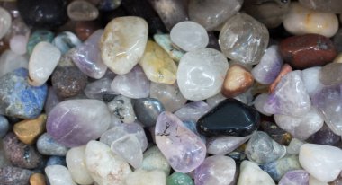 Belli bir tipte doğal mineral değerli taşlar.