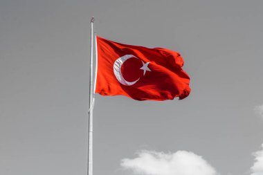 Türk ulusal bayrağı açık havada bir direğe asılı