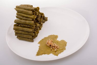 Türk usulü doldurulmuş üzüm yaprakları
