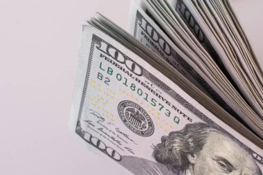 Amerikan Doları banknot bir pusula beyaz arka plan üzerinde yan tarafından