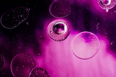 Su tabanında yağ kabarcıkları oluşmuş.