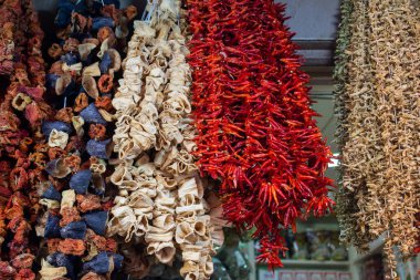 Türk marketinde kurutulmuş patlıcan, biber ve sebze asılı.