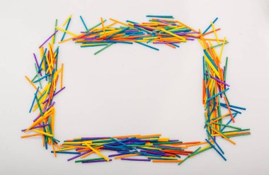 Yaratıcı kavram olarak renkli çubuklarla yapılmış geometrik şekiller