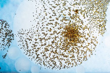 Su tabanında yağ kabarcıkları oluşmuş.