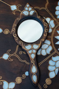 Ayna üzerinde Pearl kakma annesi Osmanlı sanat örneği