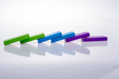 Renkli Domino Blokları beyaz bir arka plan üzerine yerleştirilir