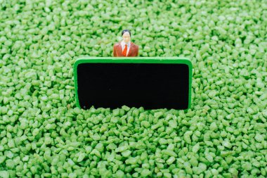 İnsan ve hakları kurulu kum üzerinde küçük heykelcik